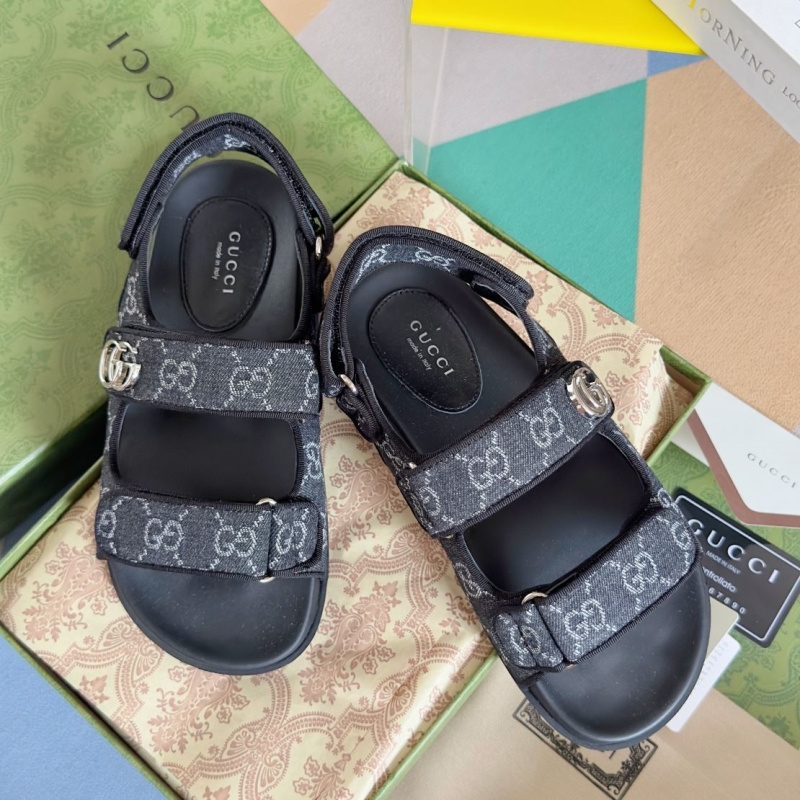 G*u*i sandals